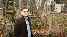 Martin Červený začal na Olšanských hřbitovech pomáhat hrobníkům a dalším... Martin Červený začal na Olšanských hřbitovech pomáhat hrobníkům a dalším...