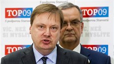 Poslanec TOP 09 Martin Plíšek (vepředu) s předsedou strany Miroslavem Kalouskem Poslanec TOP 09 Martin Plíšek (vepředu) s předsedou strany Miroslavem Kalouskem