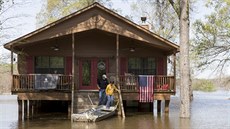 Obyvatelé okolí Caddo lake museli domov opustit na lodi (13. bezna 2016).