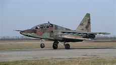 Ruský Su-25 nasazený v Sýrii dosedá na letecké základn Primorsk-Achtarsk. (16....