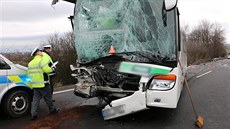 Do porouchané dodávky u Olomouce narazil autobus, smetl přitom jejího řidiče,... Do porouchané dodávky u Olomouce narazil autobus, smetl přitom jejího řidiče,...