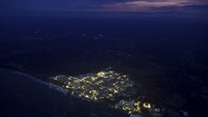 Pohled na osvícenou elektrárnu Fukuima I poízený 10. bezna 2016, tedy den...