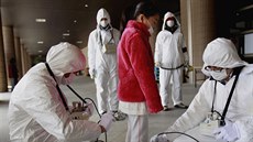 Radianí kontrola mladé dívky evakuované z oblasti kolem Fukuimy. Snímek byl...