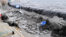 Vlna tsunami dorazila k japonskému pobeí odpoledne 11. bezna 2011 a v...