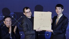 Lee Se-dol předává po posledním zápase hrací desku se svým podpisem šéfovi... Lee Se-dol předává po posledním zápase hrací desku se svým podpisem šéfovi...