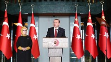 Turecký prezident Recep Tayyip Erdogan a jeho manželka Emine. Turecký prezident Recep Tayyip Erdogan a jeho manželka Emine.