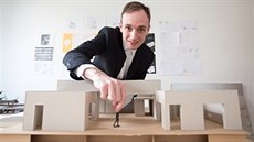 Architekt Zdeněk Chmel ve svém ateliéru. Architekt Zdeněk Chmel ve svém ateliéru.