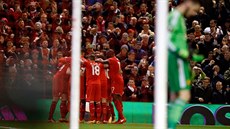Fotbalisté Liverpoolu se radují ze vsteleného gólu.