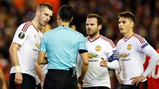 Fotbalisté Manchesteru United diskutují s rozhodím.