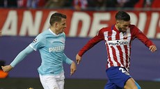 PROJDE? Yannick Carrasco z Atlétika Madrid se snaí proniknout obranou PSV...