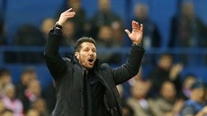 HRAJTE LÍP! Diego Simeone, trenér Atlétika Madrid, diriguje své svence.