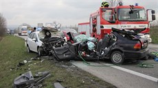 Nehoda tří osobních aut na začátku obchvatu Uherského Hradiště u Zlechova. Nehoda tří osobních aut na začátku obchvatu Uherského Hradiště u Zlechova.