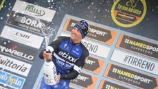 Zdeněk Štybar se raduje z triumfu ve druhé etapě italského etapového závodu... Zdeněk Štybar se raduje z triumfu ve druhé etapě italského etapového závodu...