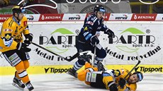Zleva litvínovští hráči Lukáš Válek a Michal Trávníček (dole) a Patrik Zdráhal... Zleva litvínovští hráči Lukáš Válek a Michal Trávníček (dole) a Patrik Zdráhal...