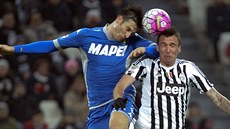 Mario Mandžukič (vpravo) z Juventusu v souboji s Federicem Pelusem ze Sassuola. Mario Mandžukič (vpravo) z Juventusu v souboji s Federicem Pelusem ze Sassuola.