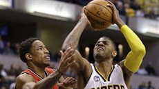 Paul George (vpravo) z Indiany se snaží prosadit přes bránícího DeMara DeRozana... Paul George (vpravo) z Indiany se snaží prosadit přes bránícího DeMara DeRozana...