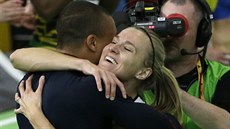 Ashton Eaton se raduje s manelkou Brianne z jejího titulu mistryn svta.