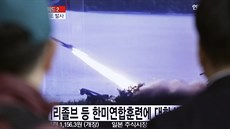 Lidé na nádraí v jihokorejském Soulu sledují odpálení severokorejské...