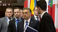 Maarský premiér Viktor Orbán odchází z jednání Evropské rady v Bruselu. (18....
