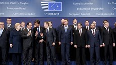 Unijní lídi bhem spoleného focení na summitu v Bruselu. (18. 3. 2016)