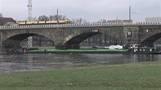 Albis, blokující lodní dopravu v Drážďanech. Albis, blokující lodní dopravu v Drážďanech.