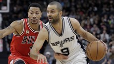 Tony Parker (vpravo) ze San Antonia obeel Derricka Rose z Chicaga.