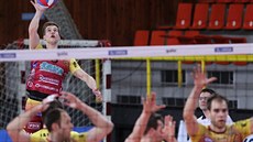 Liberecký volejbalista Adam Zajíček na podání Liberecký volejbalista Adam Zajíček na podání