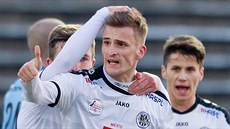 Hradečtí fotbalisté slaví gól. V popředí střelec Jan Pázler. Hradečtí fotbalisté slaví gól. V popředí střelec Jan Pázler.