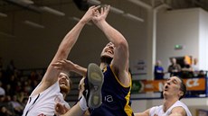 Díntí basketbalisté Robert Landa (vlevo) a Tomá Pomikálek (vpravo) bojují s...