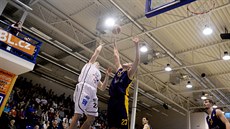 POCTA ÍSLU 23. V Dín nosí slané basketbalové íslo Luká Baant (vlevo), v...