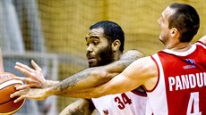 Nicchaeus Doaks (vlevo) ze Svitav se snaží prosadit přes Dušana Pandulu z... Nicchaeus Doaks (vlevo) ze Svitav se snaží prosadit přes Dušana Pandulu z...