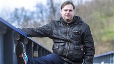 Někdejší slávistický fotbalista Jiří Vávra ukazuje nohu, kterou vstřelil svůj... Někdejší slávistický fotbalista Jiří Vávra ukazuje nohu, kterou vstřelil svůj...