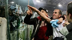 Paolo Di Canio svérázně zdraví fanoušky Lazia Řím. Paolo Di Canio svérázně zdraví fanoušky Lazia Řím.