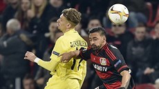 Samuel Castillejo (vlevo) z Villarrealu v hlavikovém souboji s Karimem...