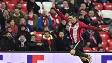 Aritz Aduriz (nahoe) z Athletiku Bilbao obchází padajícího Santose z Valencie.