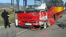 Autobus, do kterého u Kněžnice na Jičínsku narazilo osobní auto (10.3.2016). Autobus, do kterého u Kněžnice na Jičínsku narazilo osobní auto (10.3.2016).