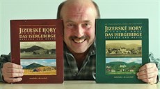 Jan Pikous s oběma předchozími knihami. Jan Pikous s oběma předchozími knihami.