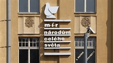 Kolem Velikonoc by se měla liberecká plastika holubičky s nápisem po... Kolem Velikonoc by se měla liberecká plastika holubičky s nápisem po...