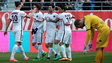 Gólová radost fotbalistů Paris St. Germian, vpravo je zklamaný brankář z týmu... Gólová radost fotbalistů Paris St. Germian, vpravo je zklamaný brankář z týmu...