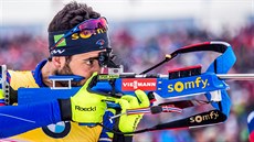 STOJKA. Martin Fourcade bhem stelby v závodu s hromadným startem na MS v Oslu.