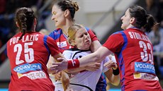 Česká házenkářka Michaela Hrbková (s míčem) a její tuhý boj proti srbské... Česká házenkářka Michaela Hrbková (s míčem) a její tuhý boj proti srbské...
