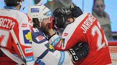 BITKA. Plzeský Ryan Hollweg (vlevo) a Jan Jaromský z Olomouce