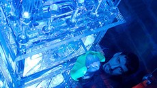 Petr Stehlík čistí svůj skleněný model Bílé věže nejraději sám. Petr Stehlík čistí svůj skleněný model Bílé věže nejraději sám.
