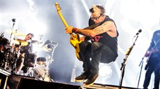 Kytarista Noodles z kapely The Offspring