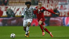 NEPLE SE DO TOHO. Cuadrado z Juventusu si kryje mí ped Ribérym z Bayernu...