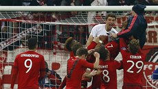 VELKÝ VEČER. Fotbalisté Bayernu Mnichov oslavují postup přes Juventus. VELKÝ VEČER. Fotbalisté Bayernu Mnichov oslavují postup přes Juventus.