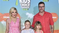 Tori Spellingová, její manel Dean McDermott a jejich dti na Nickelodeons...