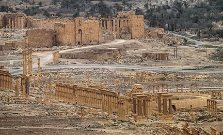 Celkov pohled na ruiny historick Palmry. Divadlo i tetrapylon zstaly podle...