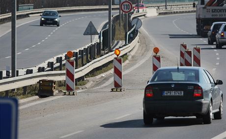 Kvli propadání vozovky je ásten omezen provoz na dálniním pivadi u...