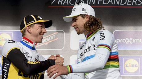 Peter Sagan (vpravo) pijm gratulaci od druhho Belgiana Sepa Vanmarckeho.